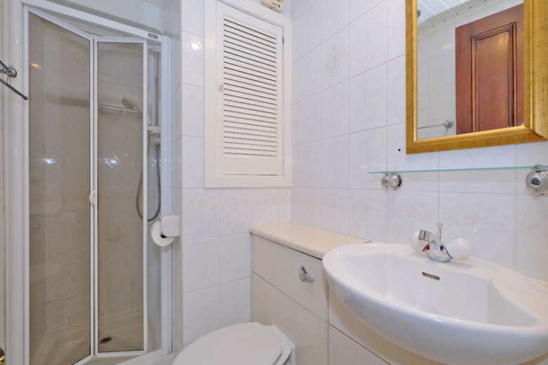 106 Leslie Terrace, Aberdeen, AB25 3XD Mackinnons Solicitors